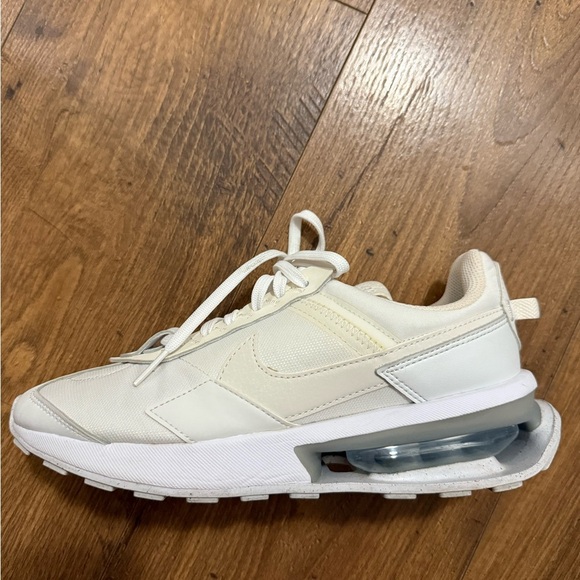 Nike Air Max Pre-Day Women’s Sneakers- size 7- excellent used condition - Picture 4 of 8